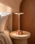 LORA Akku-Tischlampe – Rosa, in einem Schlafzimmer | DecoHarmonie