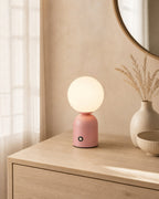 LUMI Akku-Tischlampe – Rosa, auf einer Konsole | DecoHarmonie