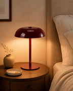 MALMO Akku-Tischlampe – Bordeaux, in einem Schlafzimmer | DecoHarmonie