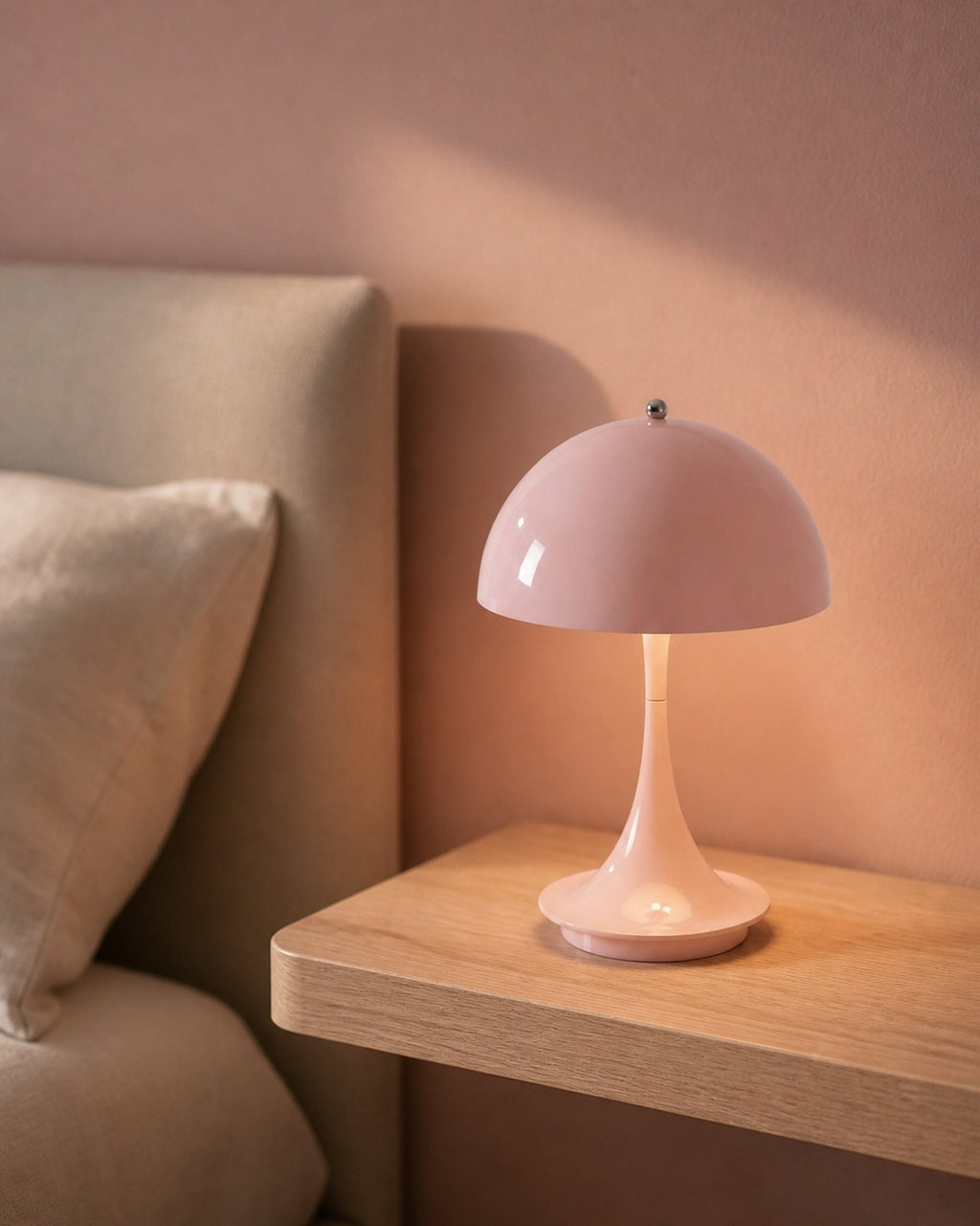 MIDO Akku-Tischlampe – Rosa, in einem Schlafzimmer | DecoHarmonie