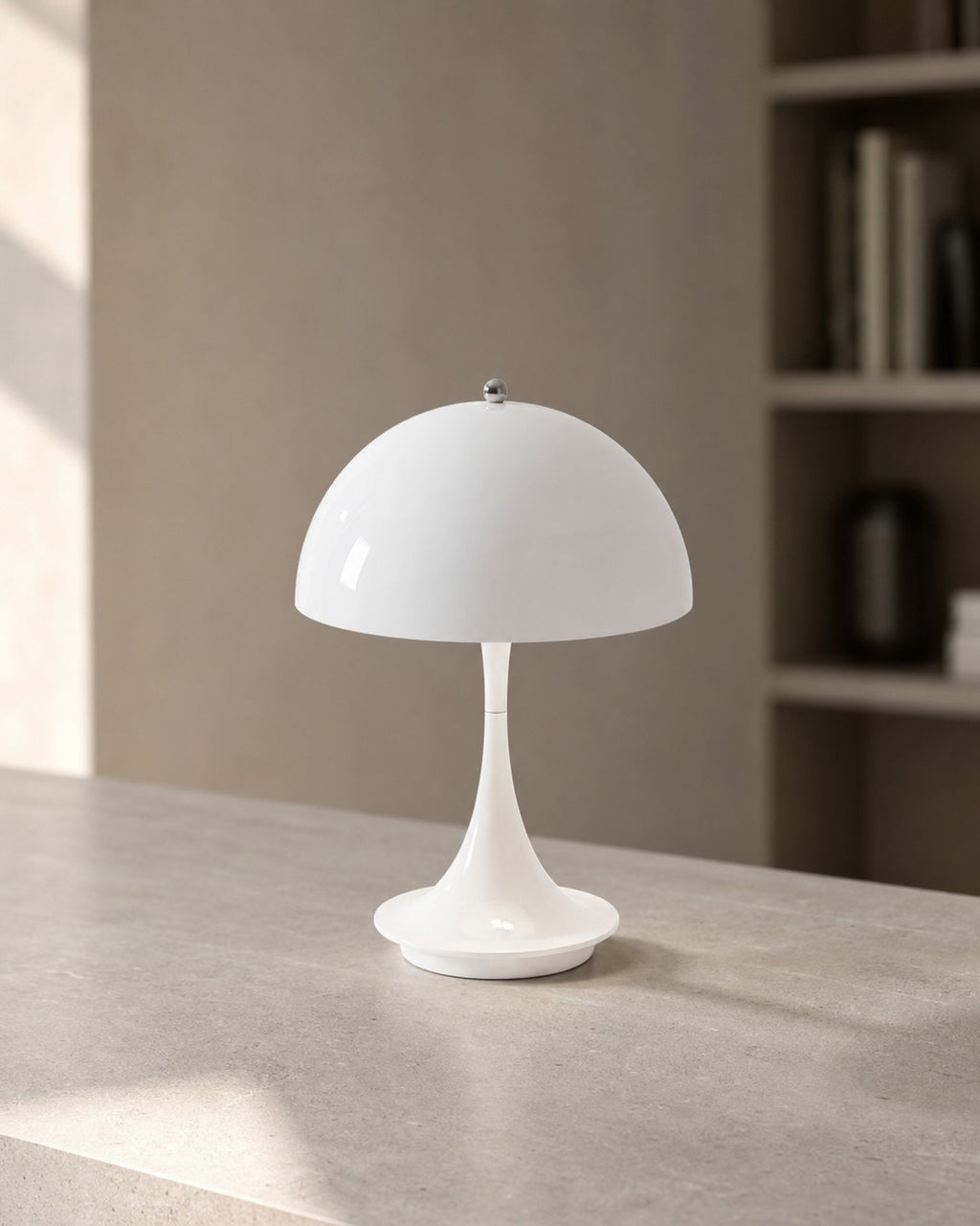MIDO Akku-Tischlampe – Weiss, an einem Arbeitsplatz | DecoHarmonie