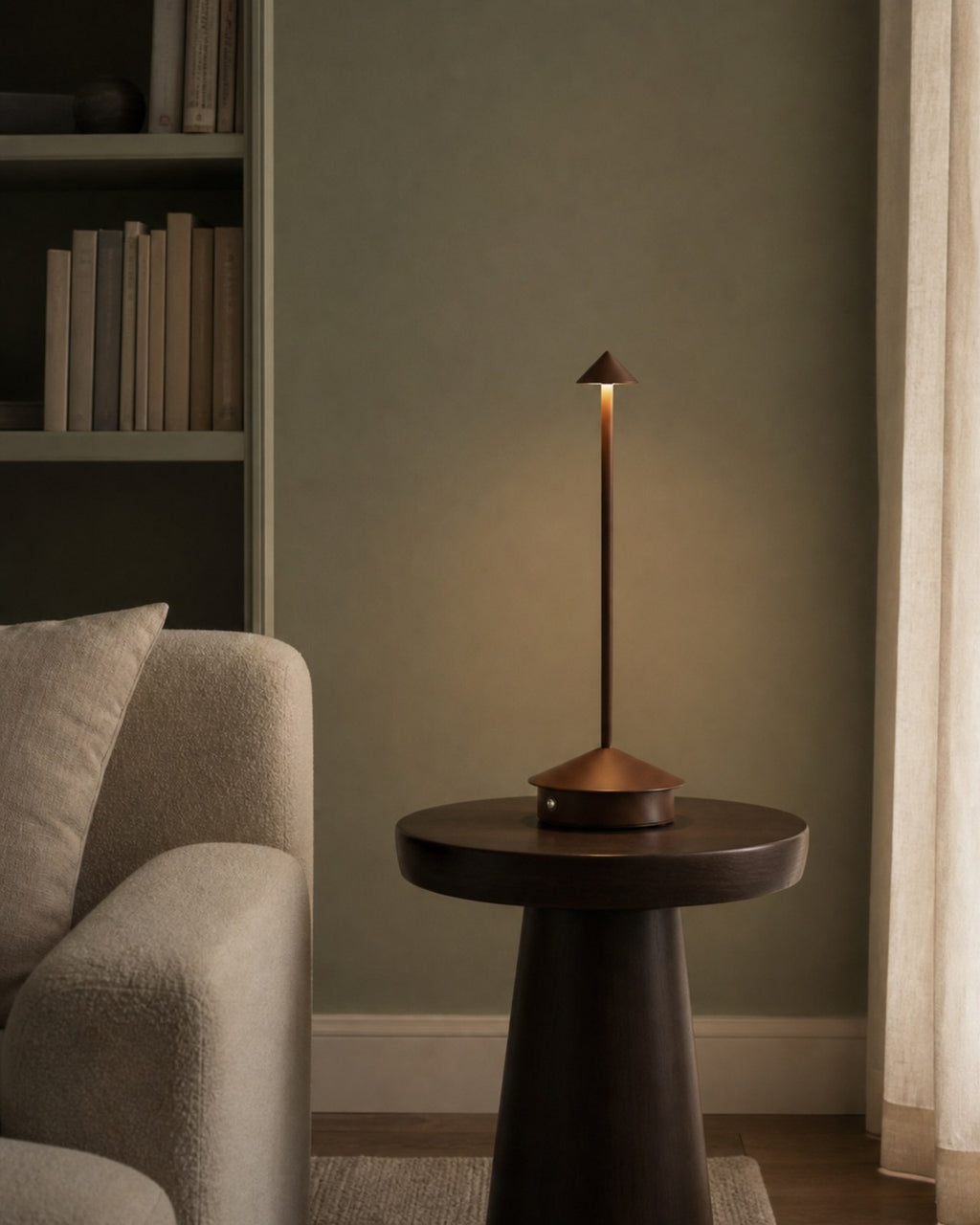 MIRO Akku-Tischlampe – Braun, in einer Raumszene | DecoHarmonie