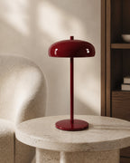 NARI Akku-Tischlampe – Rot, in einer Leseecke | DecoHarmonie