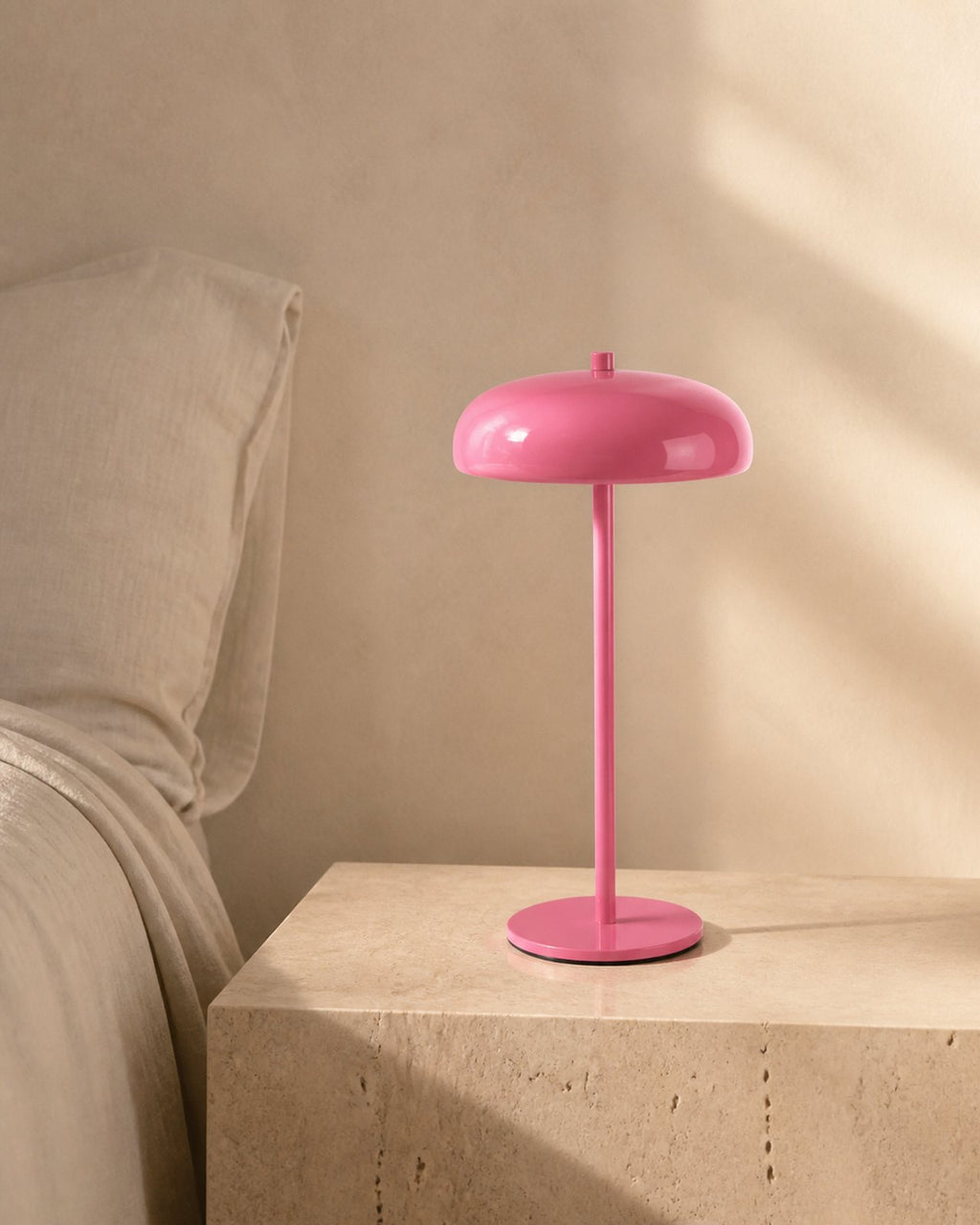NARI Akku-Tischlampe – Rosa, in einem Schlafzimmer | DecoHarmonie