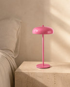 NARI Akku-Tischlampe – Rosa, in einem Schlafzimmer | DecoHarmonie