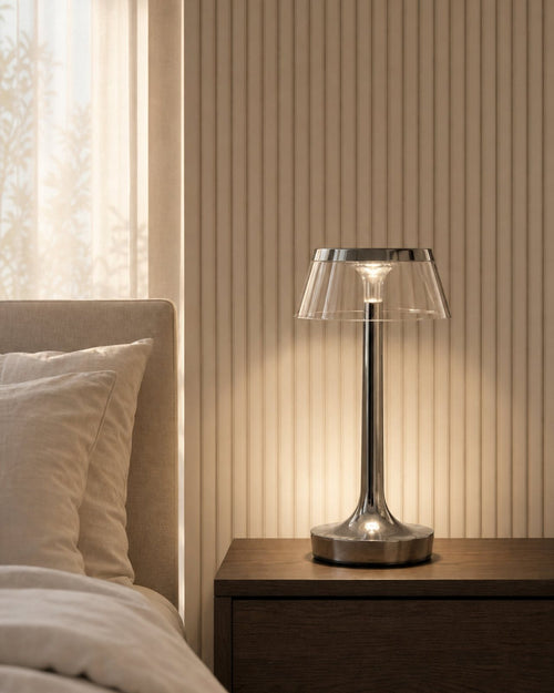 ORIN Akku-Tischlampe – Chrom, in einem Schlafzimmer | DecoHarmonie