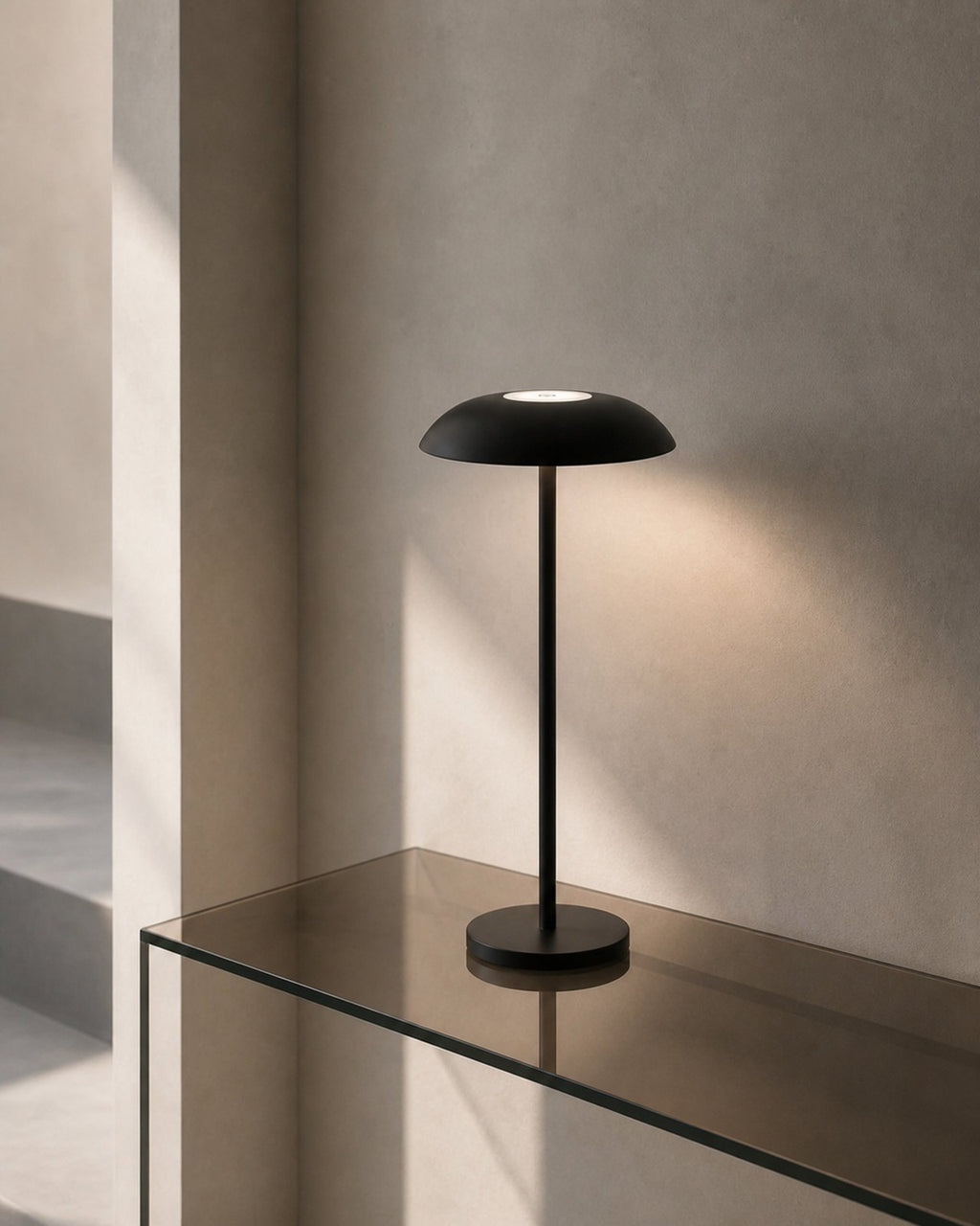 OSLO Akku-Tischlampe – Schwarz, in einer Raumszene | DecoHarmonie