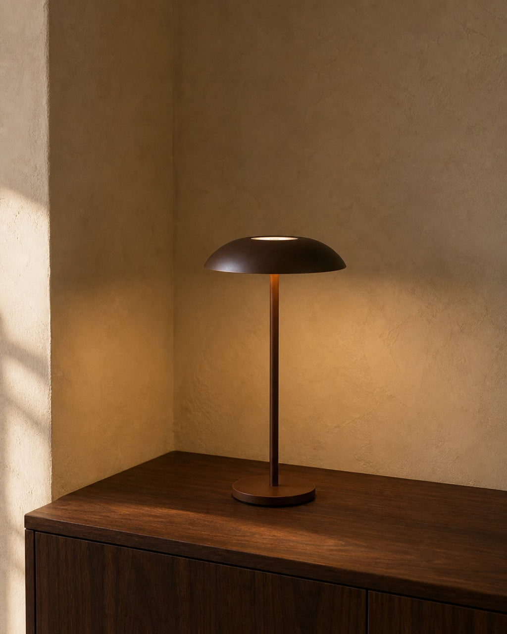 OSLO Akku-Tischlampe – Braun, in einer Raumszene | DecoHarmonie