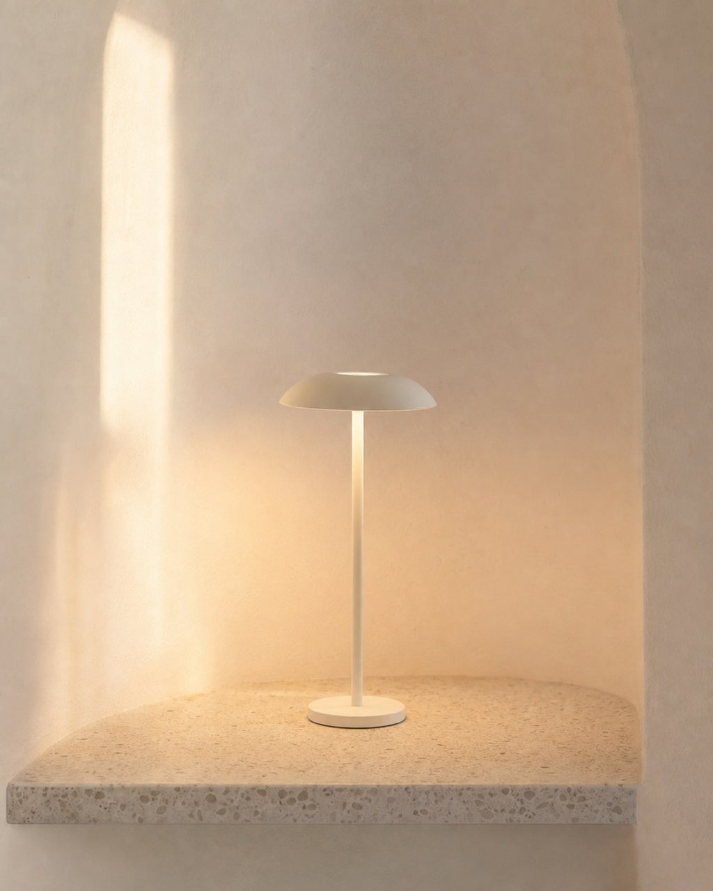 OSLO Akku-Tischlampe – Weiss, in einer Raumszene | DecoHarmonie