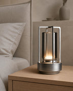 RUNA Akku-Tischlampe – Silber, in einem Schlafzimmer | DecoHarmonie