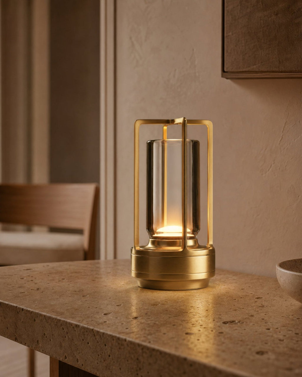 RUNA Akku-Tischlampe – Gold, auf einer Konsole | DecoHarmonie