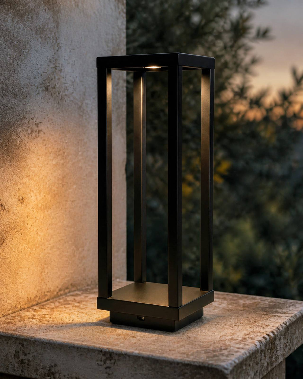 SORA Akku-Tischlampe – Schwarz, in einem Garten | DecoHarmonie