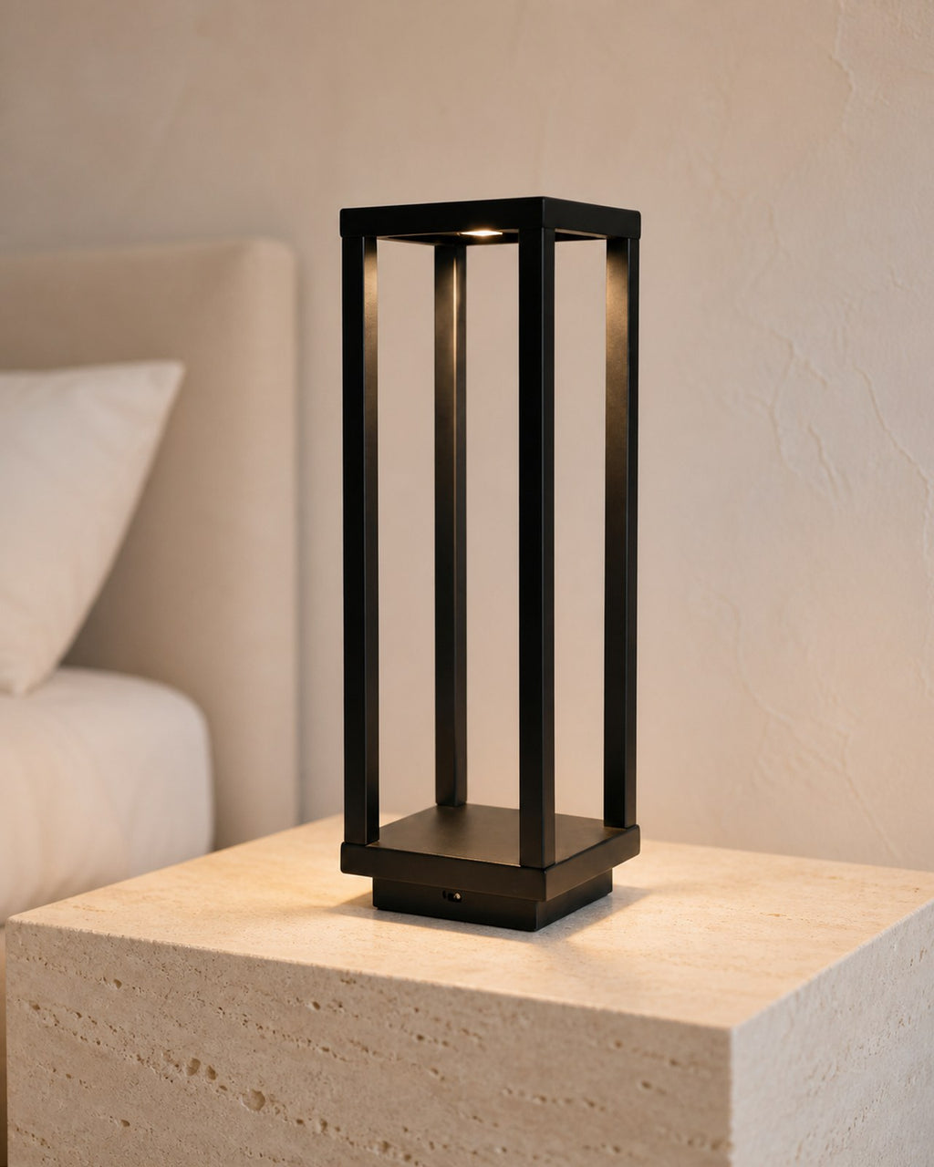 SORA Akku-Tischlampe – Schwarz, in einem Schlafzimmer | DecoHarmonie