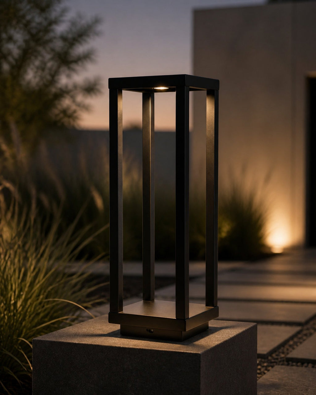 SORA Akku-Tischlampe – Schwarz, in einem Garten | DecoHarmonie