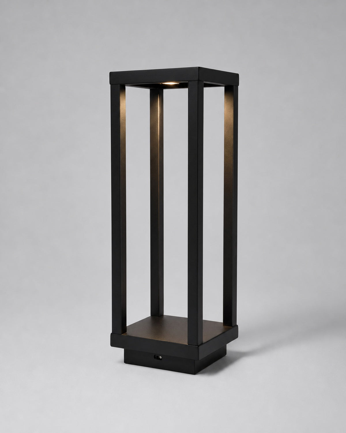 SORA Akku-Tischlampe – Schwarz, Produktansicht vor neutralem Hintergrund | DecoHarmonie