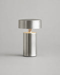 TOMI Akku-Tischlampe – Silber, Produktansicht vor neutralem Hintergrund | DecoHarmonie
