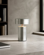 TOMI Akku-Tischlampe – Silber, an einem Arbeitsplatz | DecoHarmonie