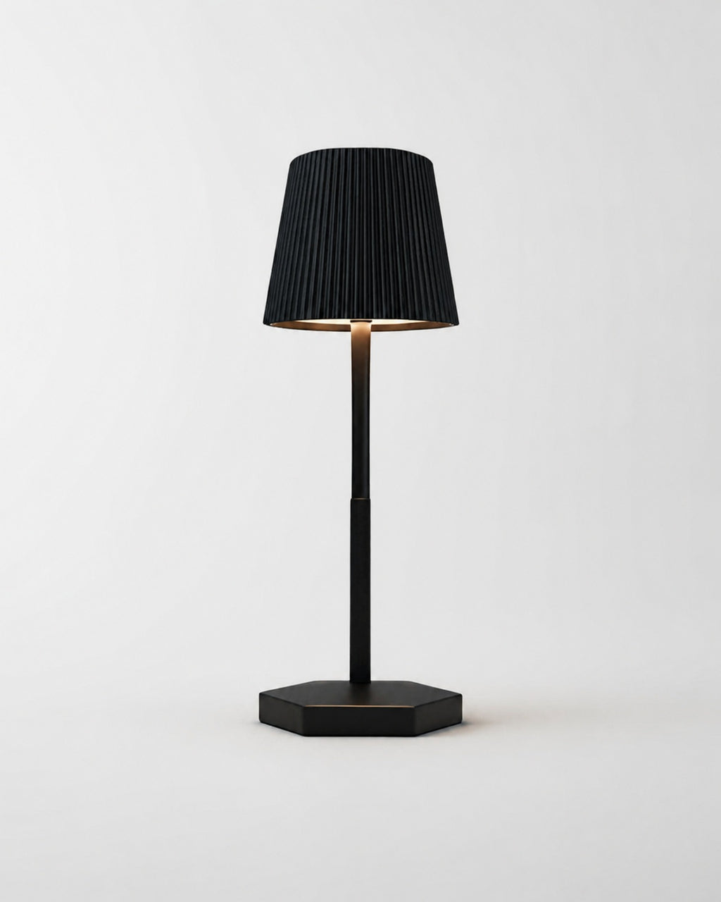 TOVI Akku-Tischlampe – Schwarz, Produktansicht vor neutralem Hintergrund | DecoHarmonie