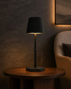 TOVI Akku-Tischlampe – Schwarz, in einem Wohnbereich | DecoHarmonie