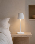 TOVI Akku-Tischlampe – Weiss, in einem Schlafzimmer | DecoHarmonie