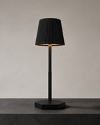 TOVI Akku-Tischlampe – Schwarz, Detailansicht | DecoHarmonie