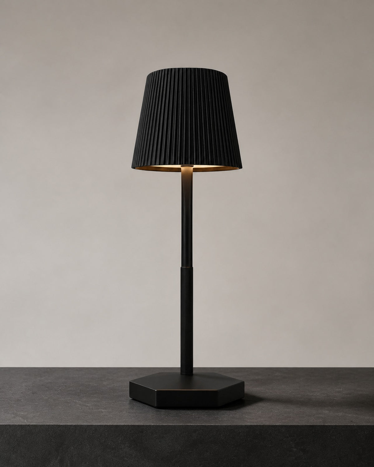 TOVI Akku-Tischlampe – Schwarz, Detailansicht | DecoHarmonie