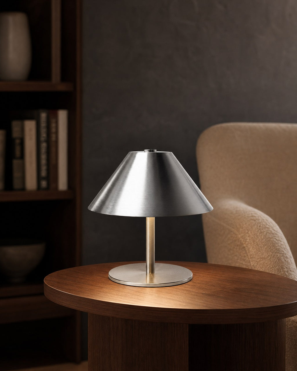 VARMA Akku-Tischlampe – Silber, in einer Leseecke | DecoHarmonie