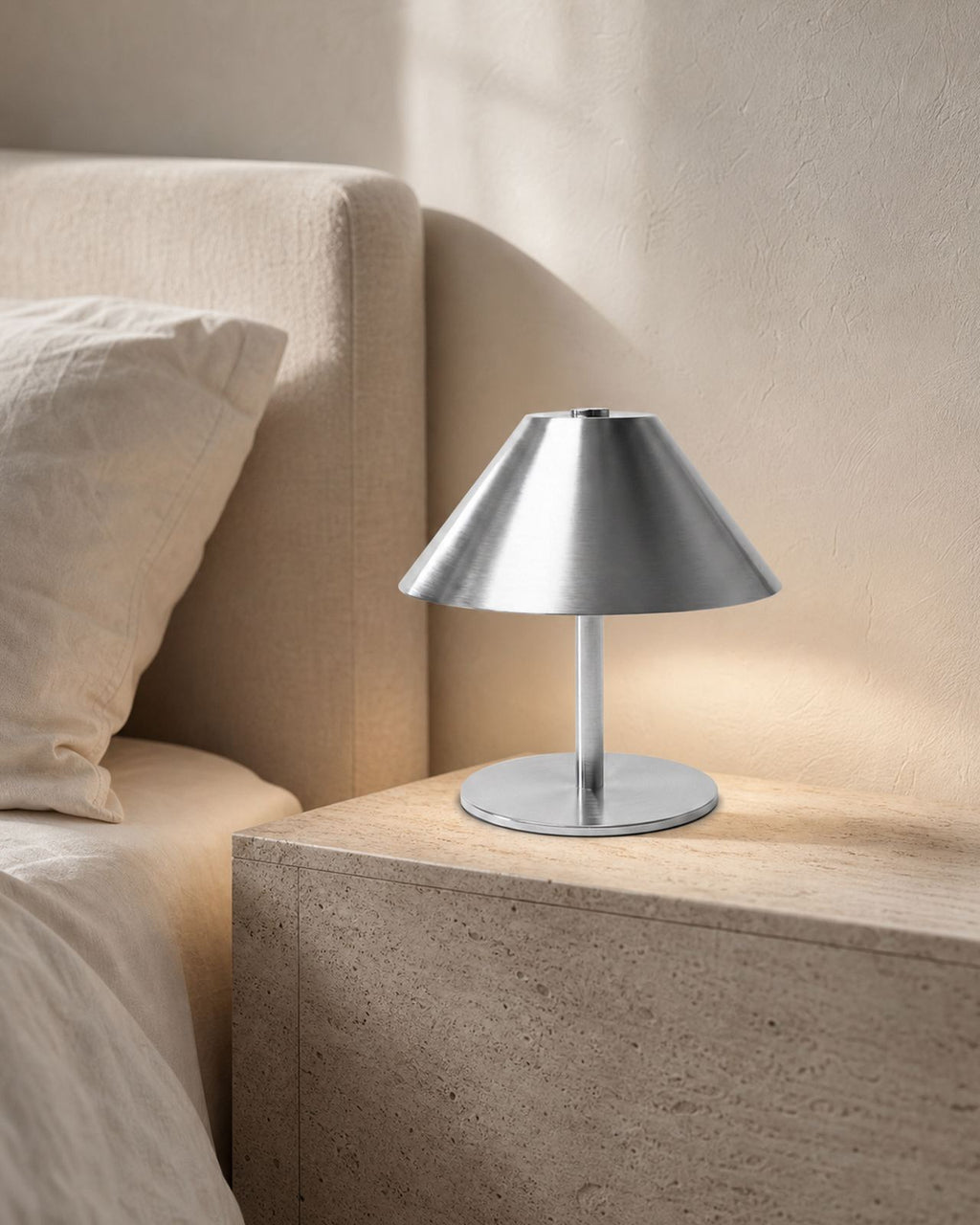 VARMA Akku-Tischlampe – Silber, in einem Schlafzimmer | DecoHarmonie