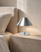 VARMA Akku-Tischlampe – Silber, in einem Schlafzimmer | DecoHarmonie