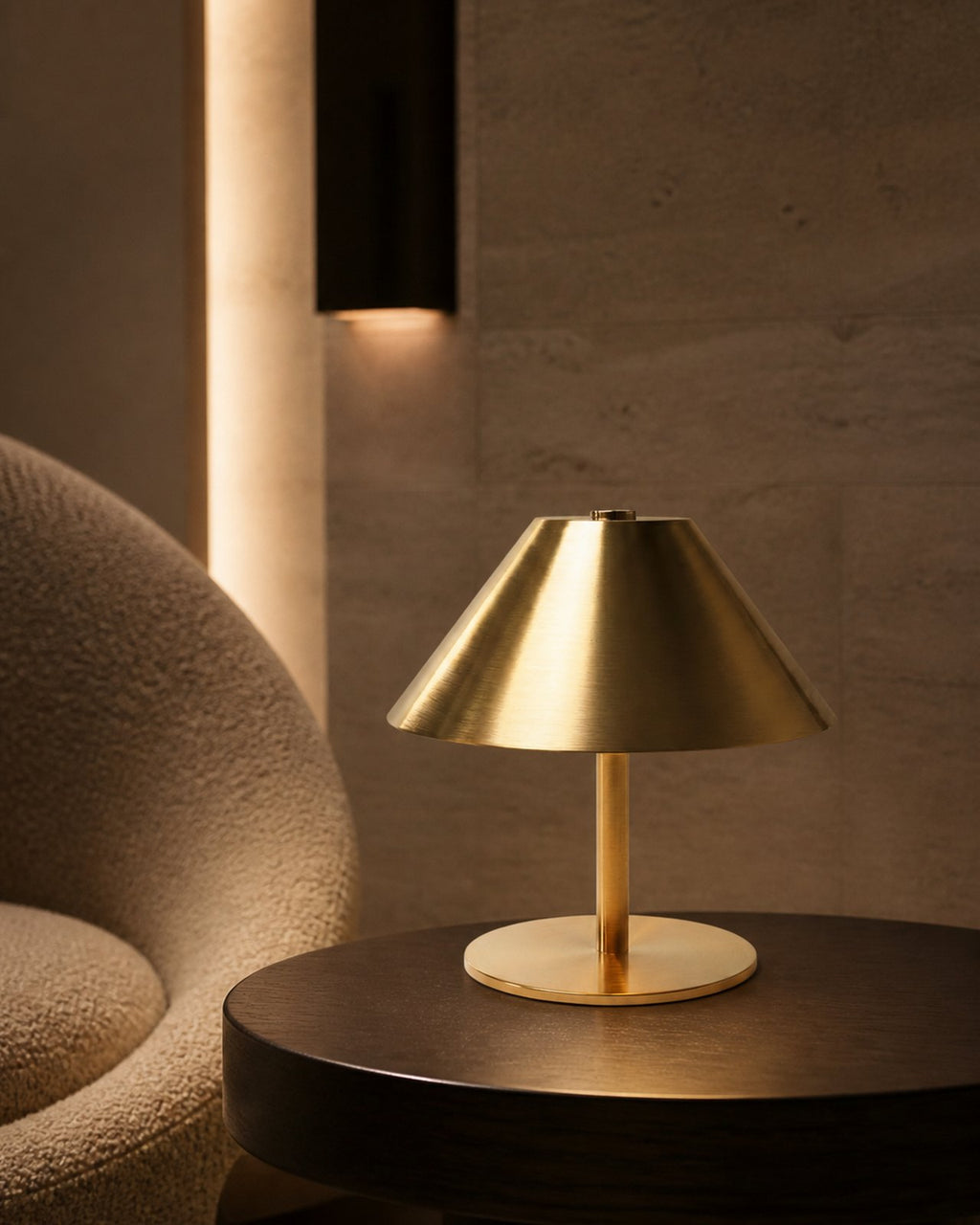 VARMA Akku-Tischlampe – Gold, in einem Wohnbereich | DecoHarmonie
