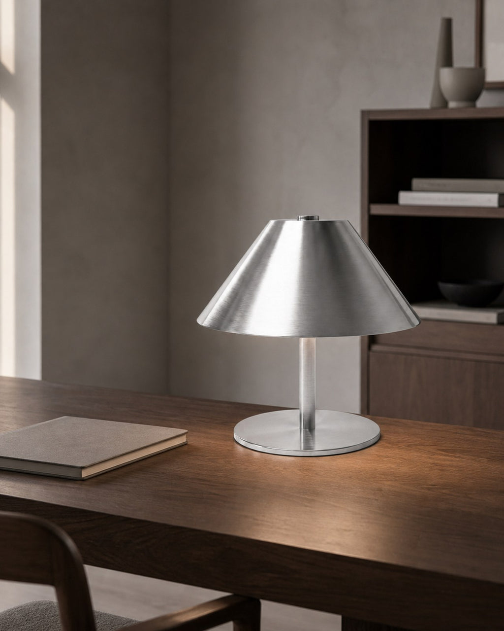 VARMA Akku-Tischlampe – Silber, an einem Arbeitsplatz | DecoHarmonie