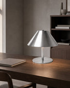 VARMA Akku-Tischlampe – Silber, an einem Arbeitsplatz | DecoHarmonie