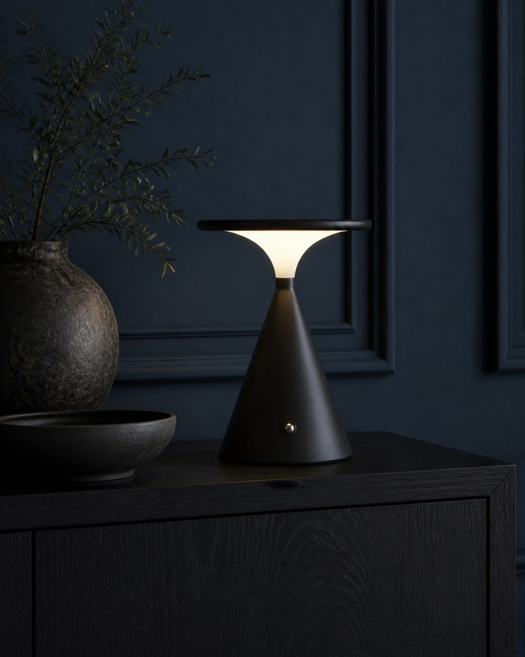 VEGA Akku-Tischlampe – Schwarz, in einer Raumszene | DecoHarmonie