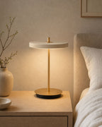 SKEN Akku-Tischlampe – Weiss, in einem Schlafzimmer | DecoHarmonie