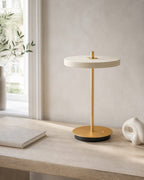 SKEN Akku-Tischlampe – Weiss, an einem Arbeitsplatz | DecoHarmonie