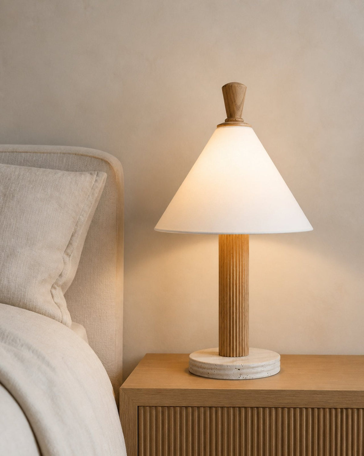 TÉA Tischlampe – Helles Holz, in einem Schlafzimmer | DecoHarmonie