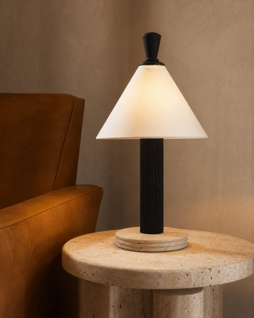 TÉA Tischlampe – Schwarz, in einem Wohnbereich | DecoHarmonie