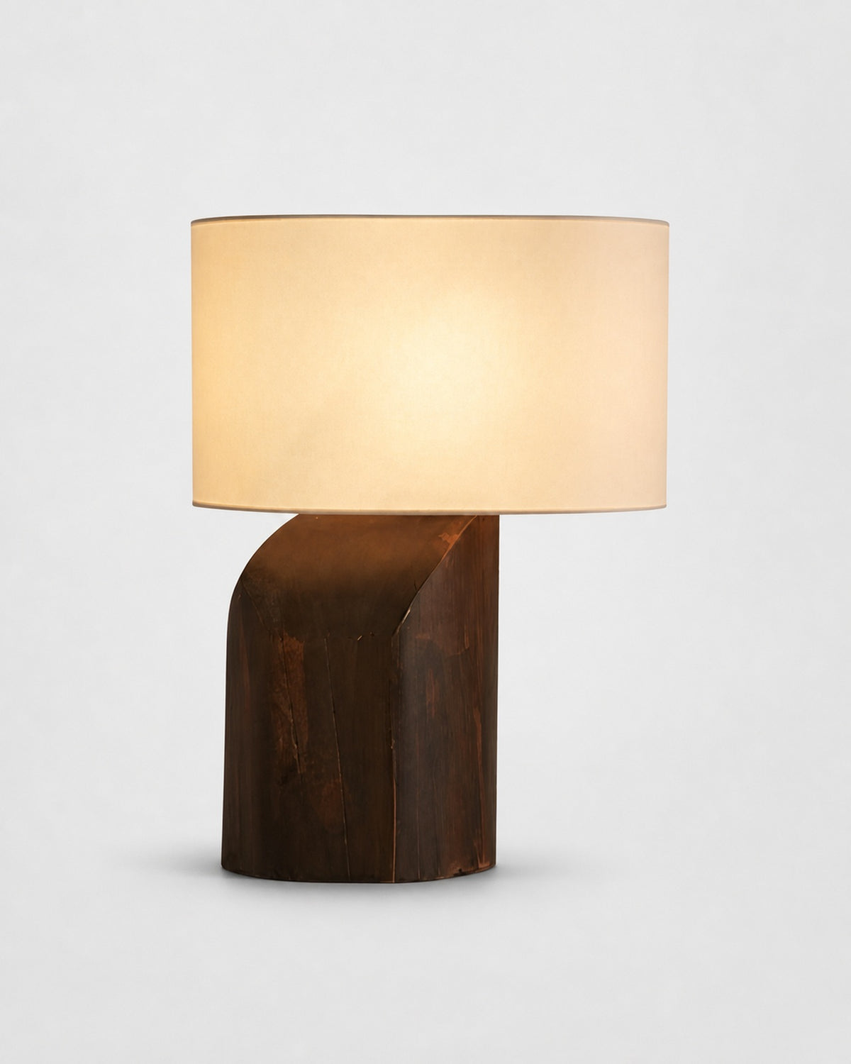 KALLE Tischlampe – Dunkles Holz, Produktansicht vor neutralem Hintergrund | DecoHarmonie