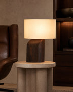 KALLE Tischlampe – Dunkles Holz, in einer Leseecke | DecoHarmonie