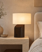 KALLE Tischlampe – Dunkles Holz, in einem Schlafzimmer | DecoHarmonie