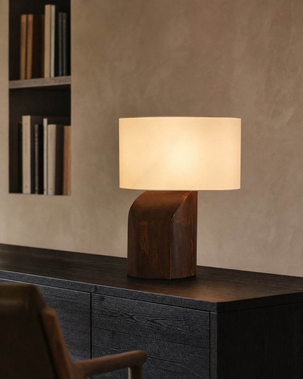 KALLE Tischlampe – Dunkles Holz, an einem Arbeitsplatz | DecoHarmonie