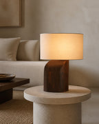 KALLE Tischlampe – Dunkles Holz, in einem Wohnbereich | DecoHarmonie