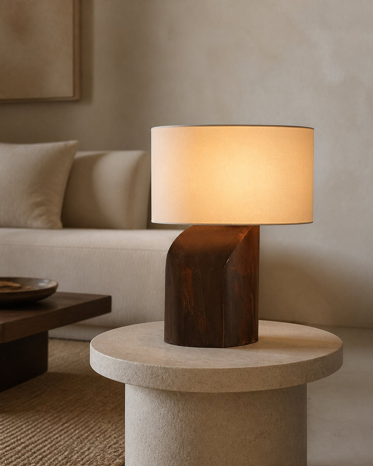 KALLE Tischlampe – Dunkles Holz, in einem Wohnbereich | DecoHarmonie