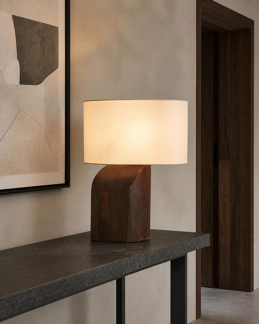KALLE Tischlampe – Dunkles Holz, in einem Eingangsbereich | DecoHarmonie