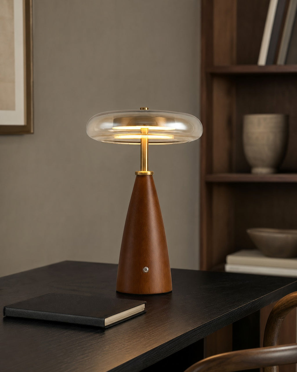 NALU Tischlampe – Gross, an einem Arbeitsplatz | DecoHarmonie