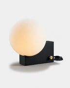TERO Tischlampe – Schwarz, Produktansicht vor neutralem Hintergrund | DecoHarmonie