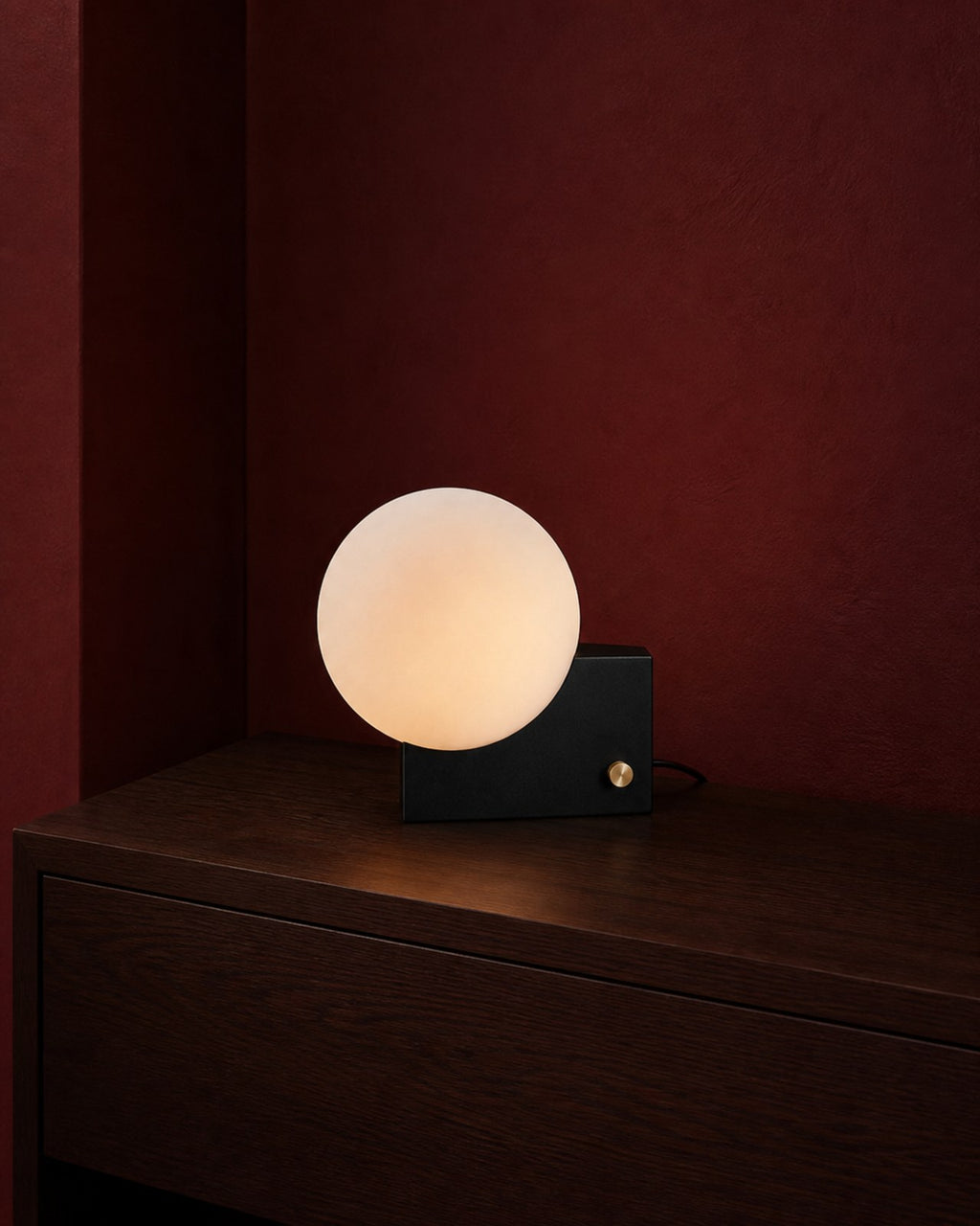 TERO Tischlampe – Schwarz, in einer Raumszene | DecoHarmonie