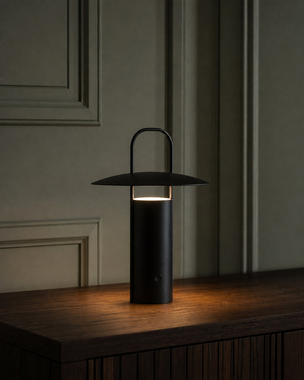 ORKA Akku-Tischlampe – Schwarz, in einer Raumszene | DecoHarmonie
