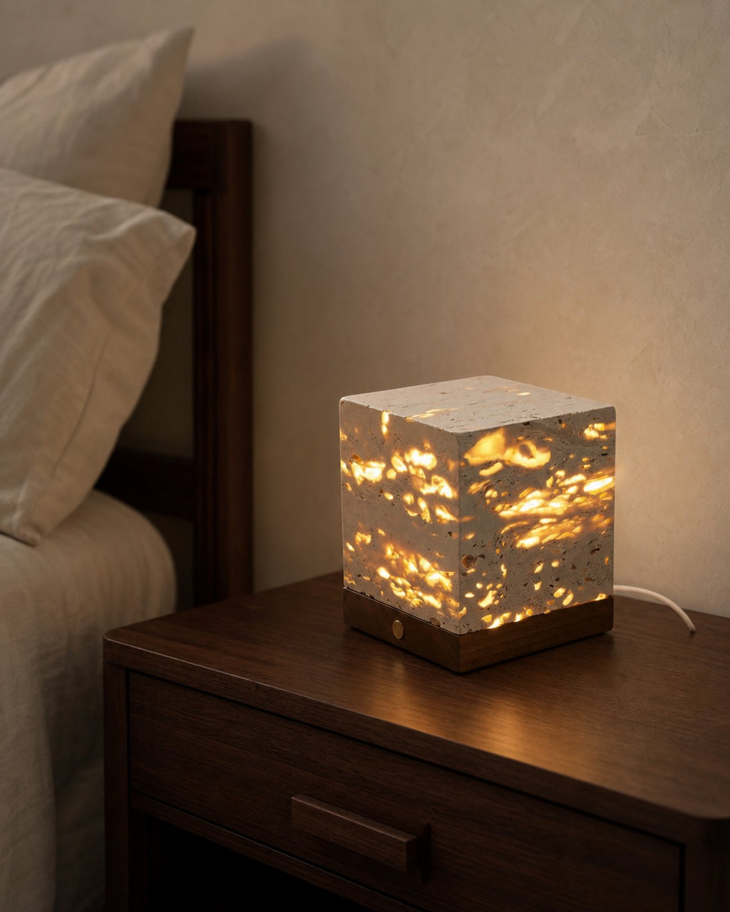 OMA Tischlampe – Gross, in einem Schlafzimmer | DecoHarmonie