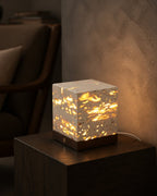 OMA Tischlampe – Gross, in einer Leseecke | DecoHarmonie